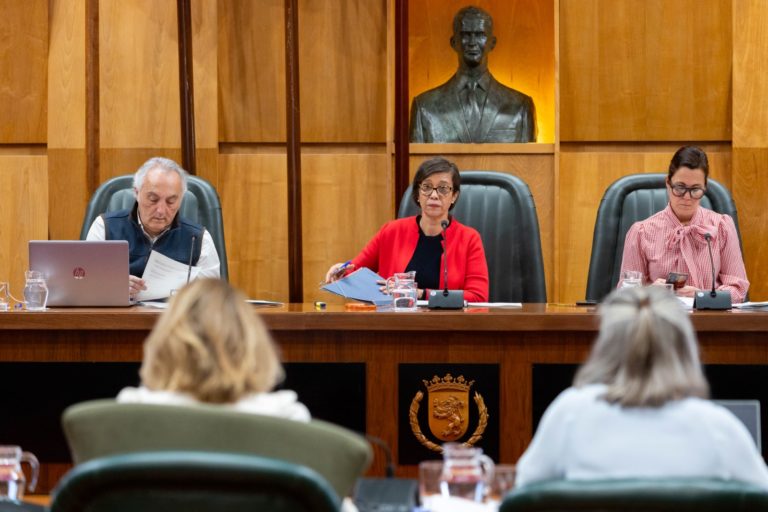 El Ayuntamiento asegura haber reducido a 15 días la primera cita en servicios sociales