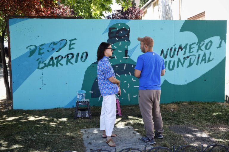 Un nuevo mural en homenaje a Babacar Seck se replica en el barrio Oliver