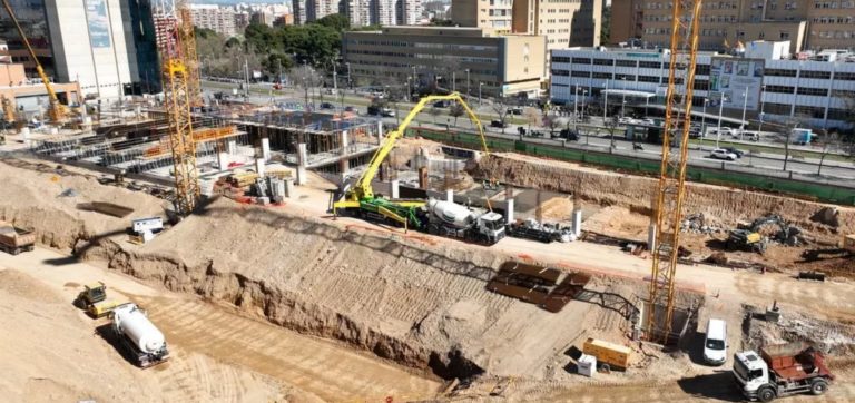 Desmontan parte de la grada sur del estadio de La Romareda por problemas con el mortero