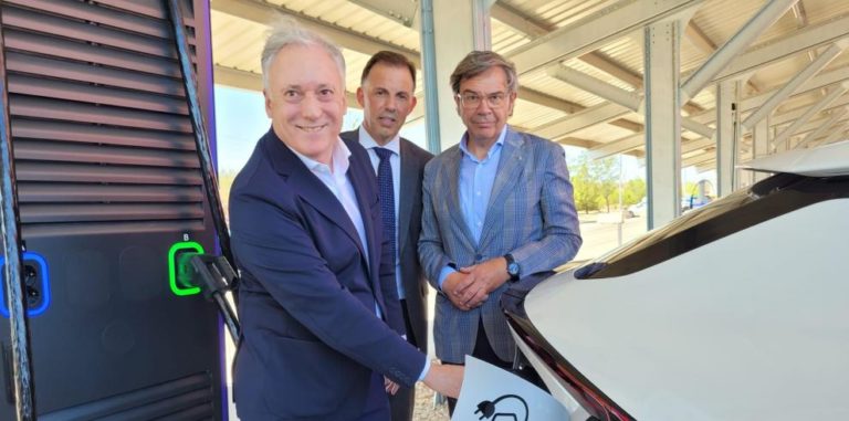 Inaugurado en Plaza el mayor centro de recarga de vehículos eléctricos de Aragón