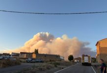El fuego entra en el casco urbano de Asín quemando varias casas
