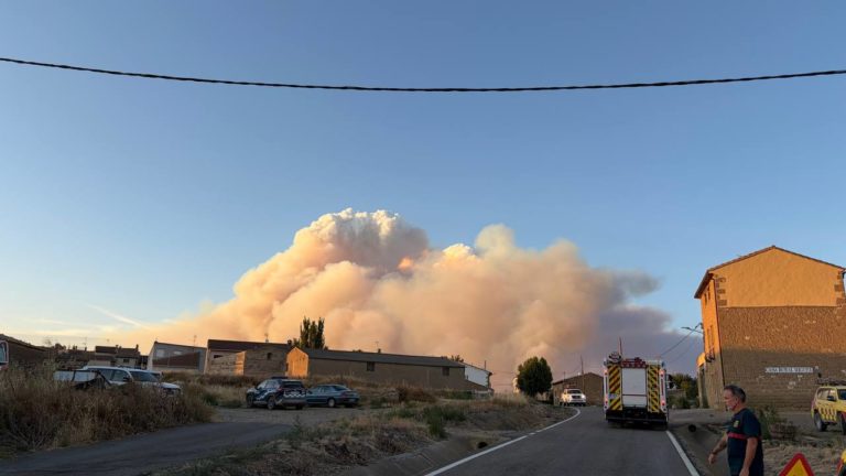 El fuego entra en el casco urbano de Asín quemando varias casas
