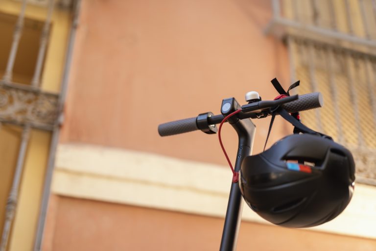 El 90% de los zaragozanos apoya el uso obligatorio de casco y seguro para patinetes eléctricos