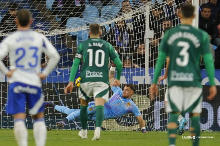 Poussin suma otro penalti parado y vuelve a ser imprescindible