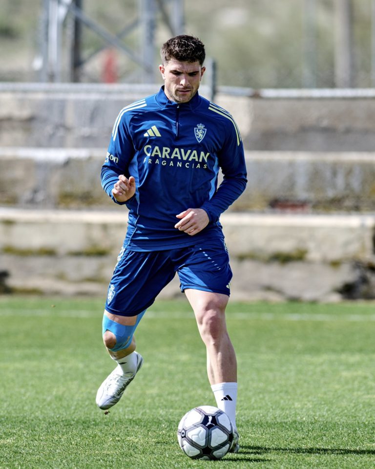 Guti vuelve a entrenar con el grupo, Insua y Larios al margen