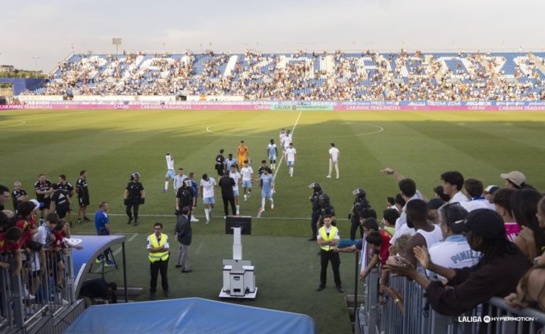 El Real Zaragoza sale del fútbol profesional último de la tabla
