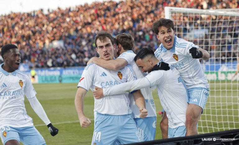 El Real Zaragoza derriba al líder con un partido serio, valiente y merecido (2-0)