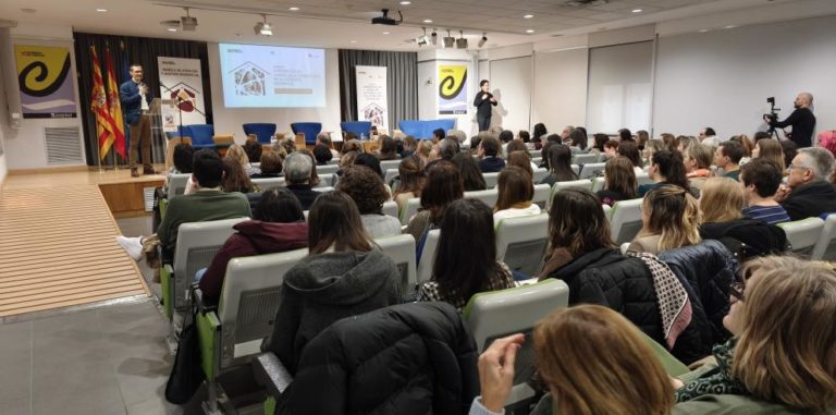 Más de 200 profesionales participan en una jornada sobre atención a mayores y dependientes