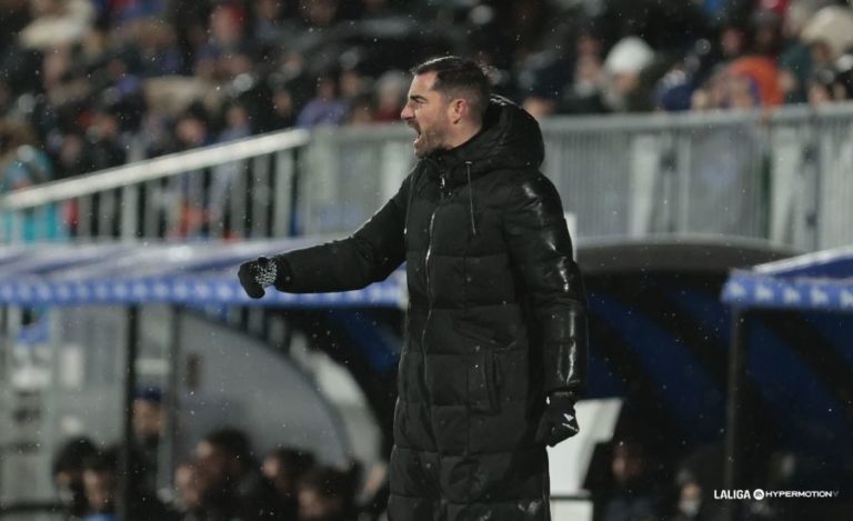 Rubén Sellés defiende el punto logrado ante el Castellón y pide calma: “El equipo compite siempre”