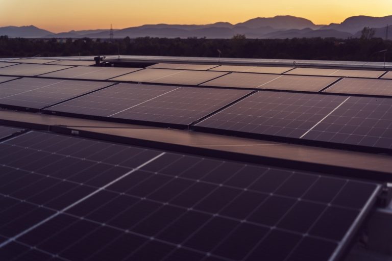 Aragón Existe critica las placas solares flotantes