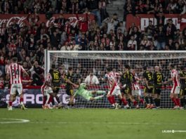 El Real Zaragoza cae en Gijón jugando con uno más (1-0)