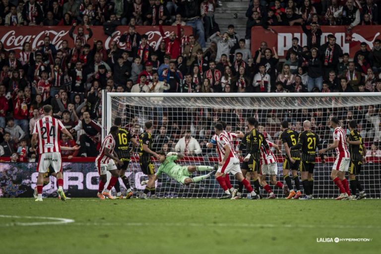 El Real Zaragoza cae en Gijón jugando con uno más (1-0)