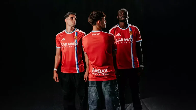 El Real Zaragoza presenta la equipación tomate: «guapa, pero menudo precio…»
