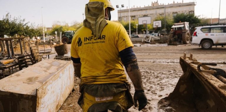 Operativo de Aragón en Catarroja intensifica la limpieza en colegios y calles tras el paso de la DANA