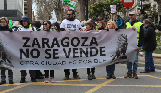 Miles de personas se manifiestan en Zaragoza contra el modelo urbanístico del Ayuntamiento